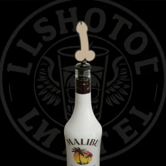Flasche Malibu-Rum mit ausgefallenem Flaschenausgießer in Form eines stilisierten Penis auf schwarzem Hintergrund mit der Aufschrift “SHOT”.