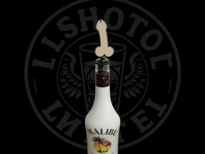Flasche Malibu-Rum mit ausgefallenem Flaschenausgießer in Form eines stilisierten Penis auf schwarzem Hintergrund mit der Aufschrift “SHOT”.