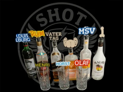 Verschiedene Spirituosenflaschen mit individuellen Flaschenausgießern und Trinkgläsern mit Namensschildern vor schwarzem Hintergrund mit dem Schriftzug “SHOT”.